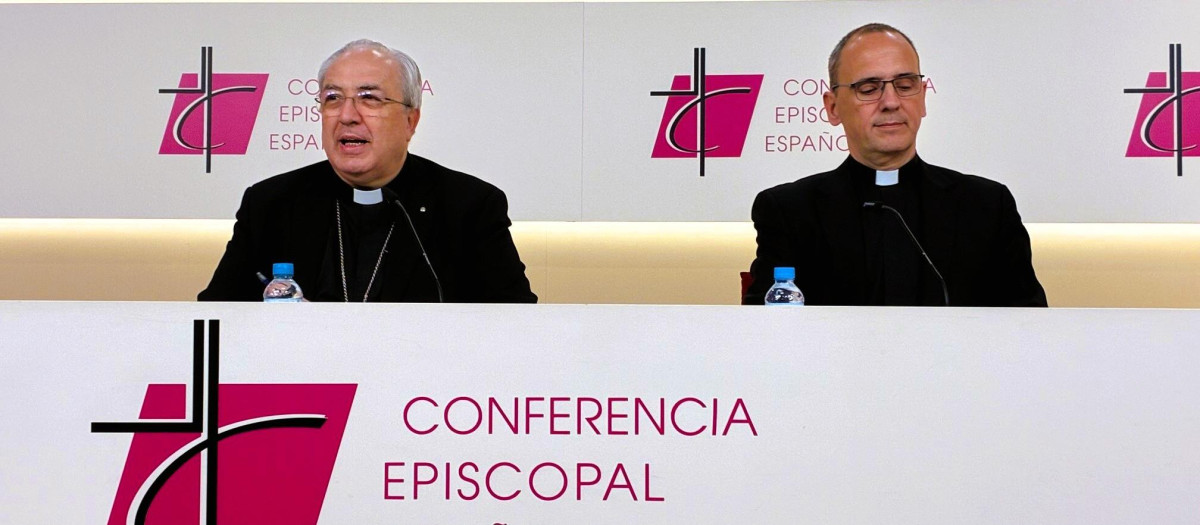 El secretario general de la CEE, monseñor César García Magán, y el sacerdote Josetxo Vera