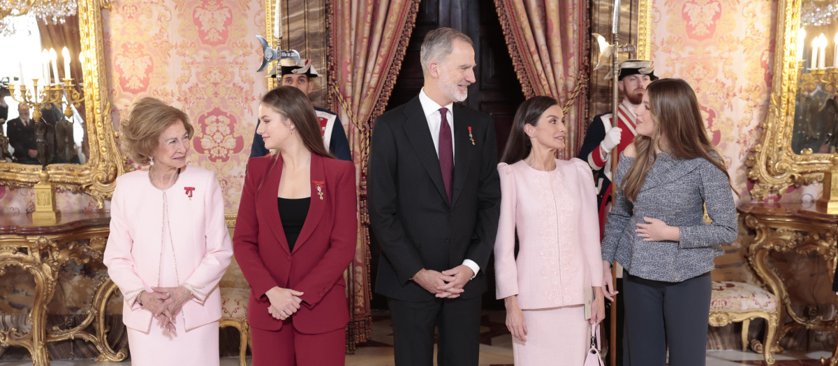 Los Reyes Felipe y Letizia, junto a sus hijas y la Reina Sofía