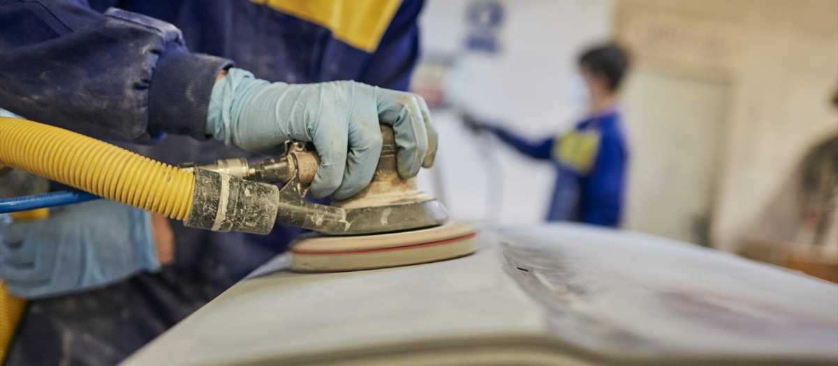 Varias personas aprenden mecánica en el IES Universidad Laboral.