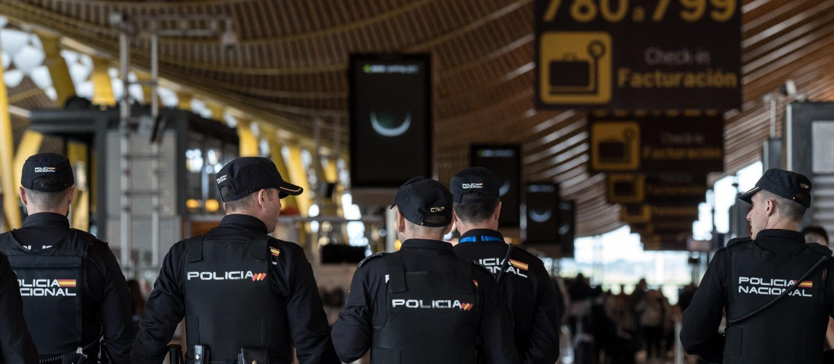 Varios agentes de la Policía Nacional en la T4 del Aeropuerto Adolfo Suárez-Madrid Barajas, a 12 de mayo de 2025, en Madrid (España). Varios centenares de personas sin hogar viven y pernoctan en las instalaciones del Aeropuerto Adolfo Suárez-Madrid Barajas