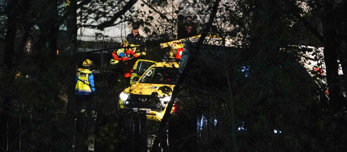 Los servicios de Emergencias y la Guardia Civil en la mina de Cangas de Nacea