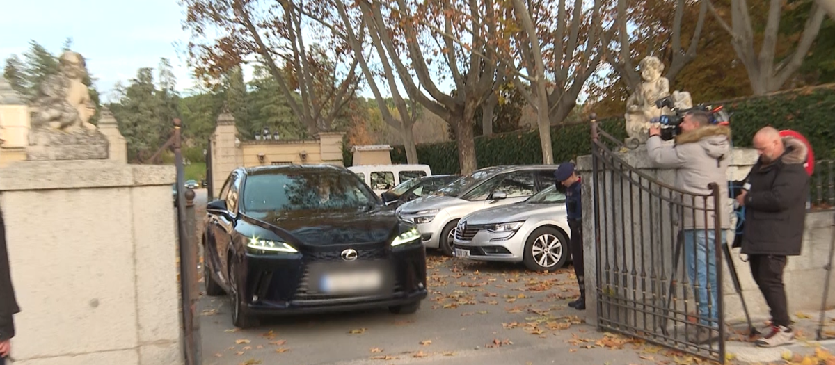 Los Reyes al volante de un SUV con etiqueta Cero