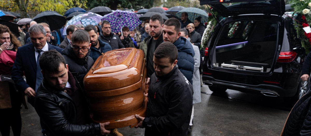 Llegada del féretro a la iglesia parroquial de Posada de Rengos (Cangas del Narcea)
