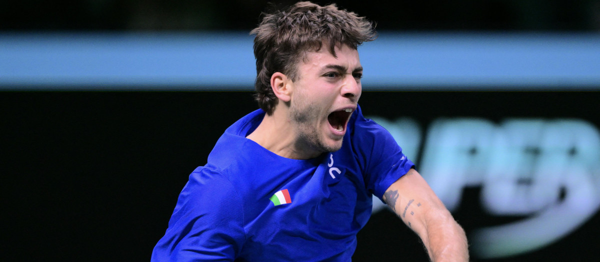 Cobolli celebra con energía después de ganar el segundo set