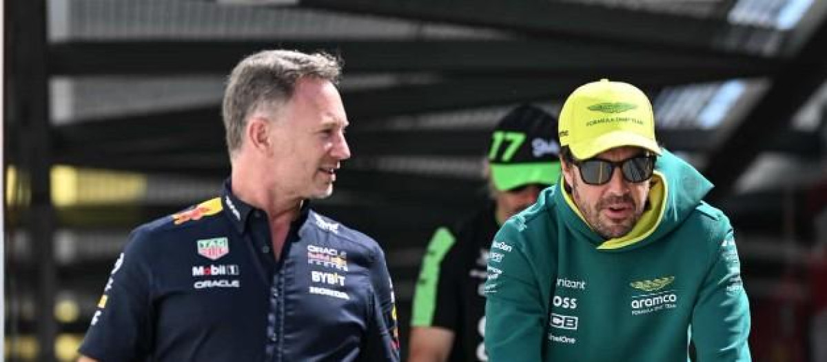 Christian Horner charla con Fernando Alonso en el parc fermé esta temporada