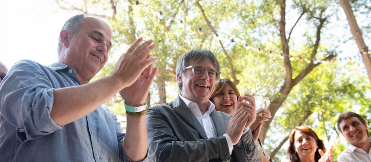 Carles Puigdemont, en una imagen de archivo. A la derecha, Vergés aplaude.