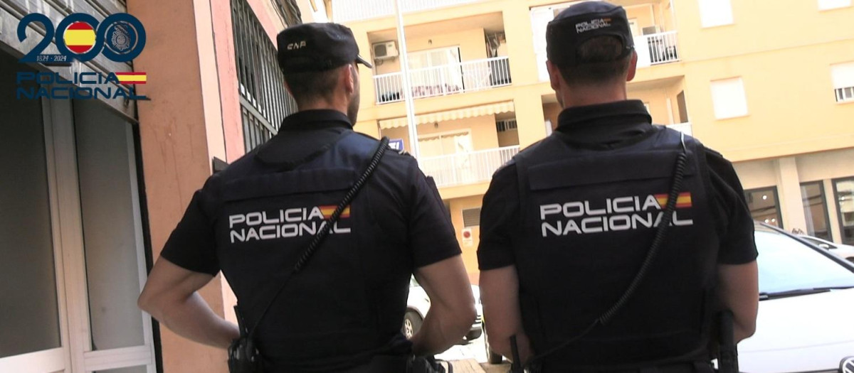 (Foto de ARCHIVO)
Dos agentes de la Policía Nacional.

REMITIDA / HANDOUT por POLICÍA NACIONAL
Fotografía remitida a medios de comunicación exclusivamente para ilustrar la noticia a la que hace referencia la imagen, y citando la procedencia de la imagen en la firma
10/11/2025