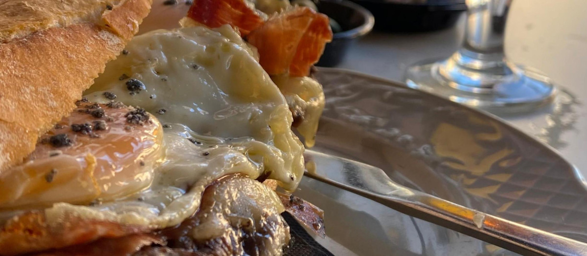 Imagen de un bocadillo en el Mesón Canela de Valencia.