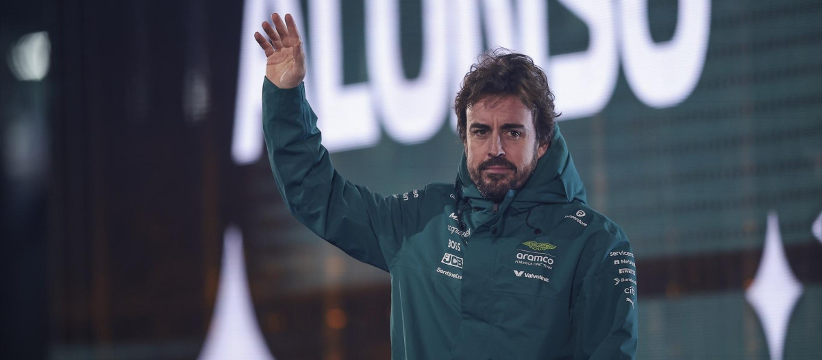 Fernando Alonso saluda a los aficionados en el GP de Las Vegas