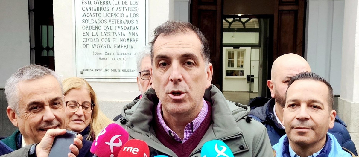 El portavoz nacional de Vox en Inmigración, Interior y Seguridad, Samuel Vázquez, con Ángel Pelayo y Óscar Fernández, candidato en Extremadura