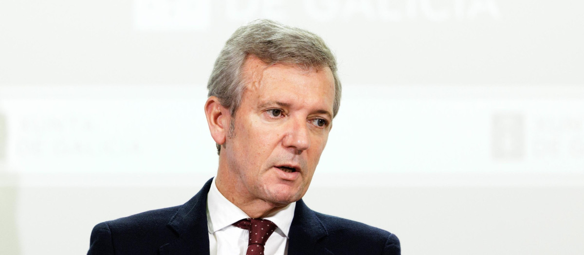 O titular do Executivo galego, Alfonso Rueda, acompañado pola conselleira de Economía, María Jesús Lorenzana, na rolda de prensa posterior á reunión do Consello da Xunta. Sala do Consello, 24/11/25.