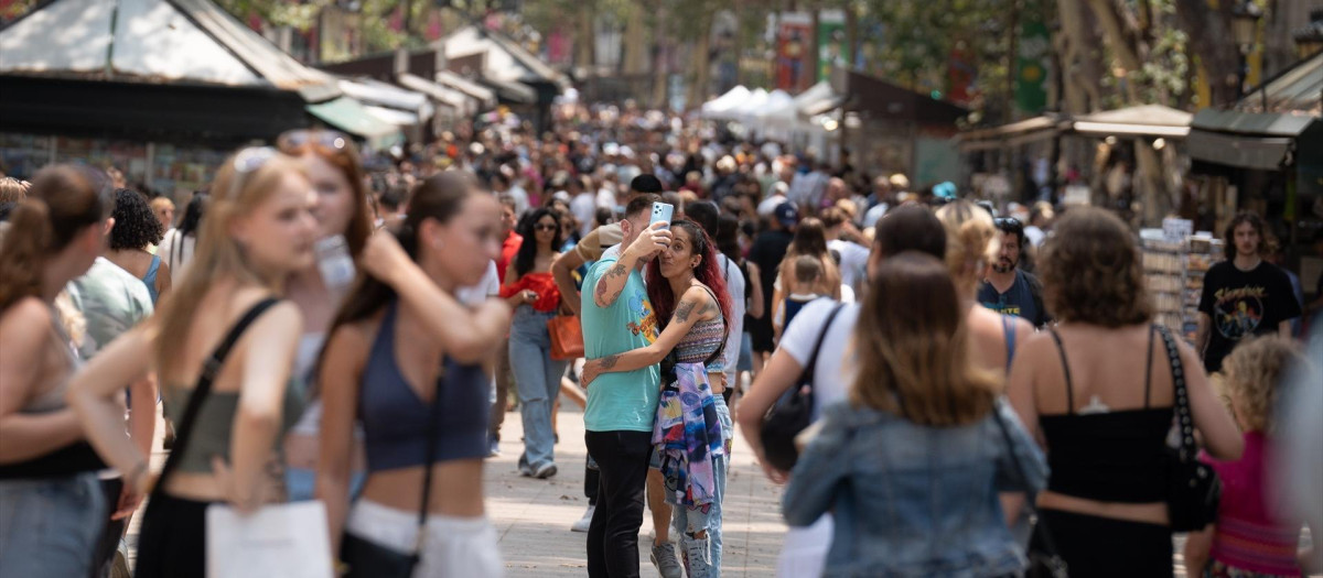 Dos turistas se sacan un 'selfie' en la Rambla de Barcelona, en una imagen de archivo