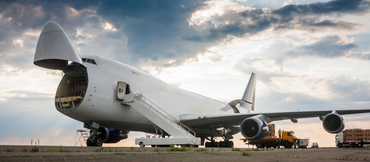 Algunas aeronaves de pasajeros se convierten en aviones de carga.