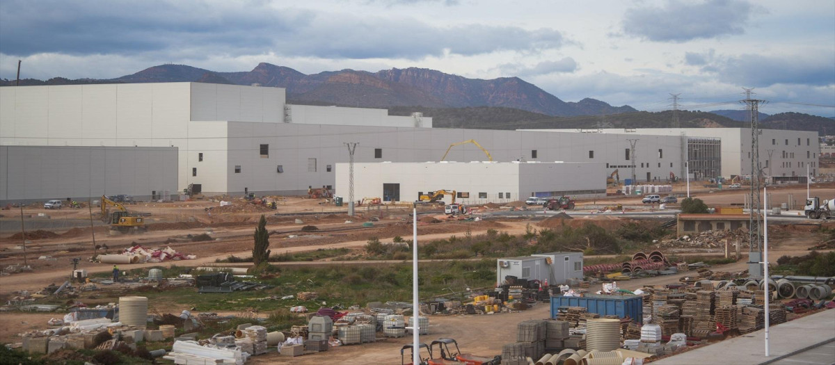 Acceso a la obra, durante una visita a la gigafactoría PowerCo, a 24 de noviembre de 2025, en Sagunto