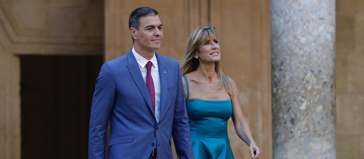 (El presidente del Gobierno en funciones, Pedro Sánchez, junto a su mujer, Begoña Gómez