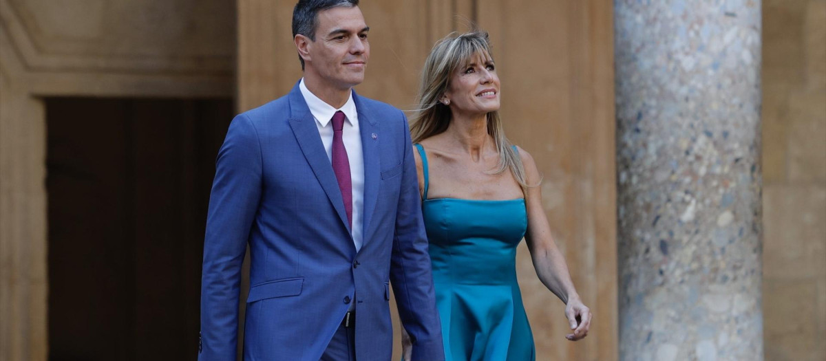 (El presidente del Gobierno en funciones, Pedro Sánchez, junto a su mujer, Begoña Gómez