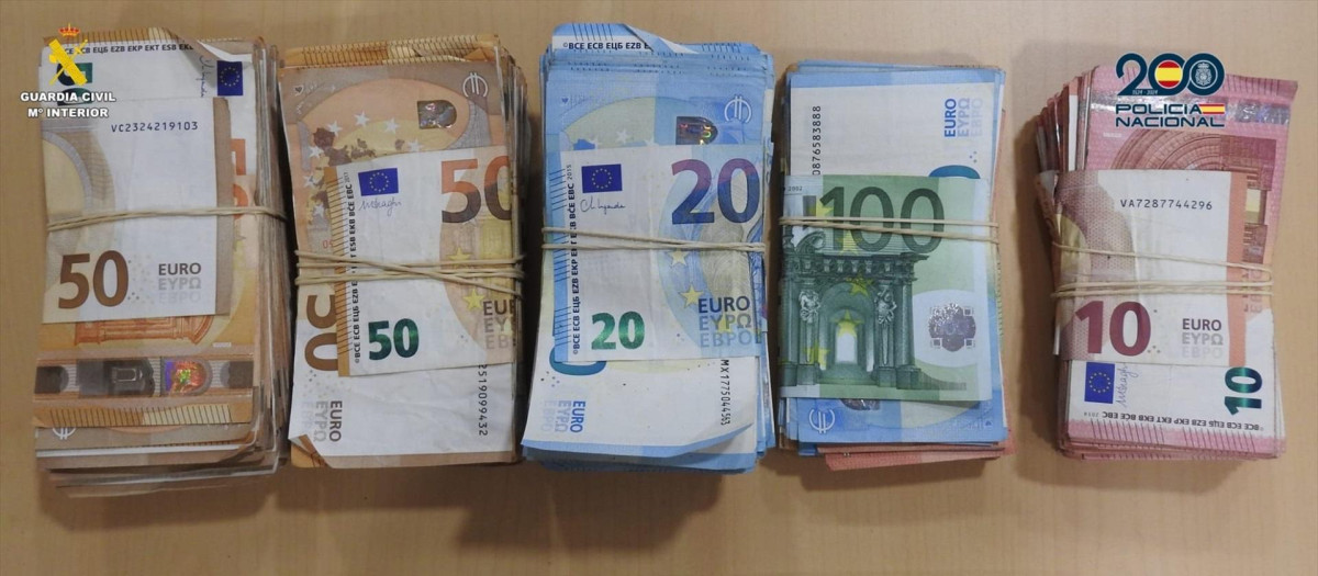 Dinero intervenido al grupo criminal

REMITIDA / HANDOUT por GUARDIA CIVIL Y POLICÍA NACIONAL
Fotografía remitida a medios de comunicación exclusivamente para ilustrar la noticia a la que hace referencia la imagen, y citando la procedencia de la imagen en la firma
25/11/2025