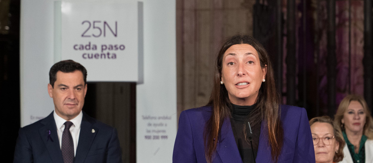 La consejera de Igualdad, Loles López, en presencia del presidente de la Junta, Juanma Moreno (archivo)