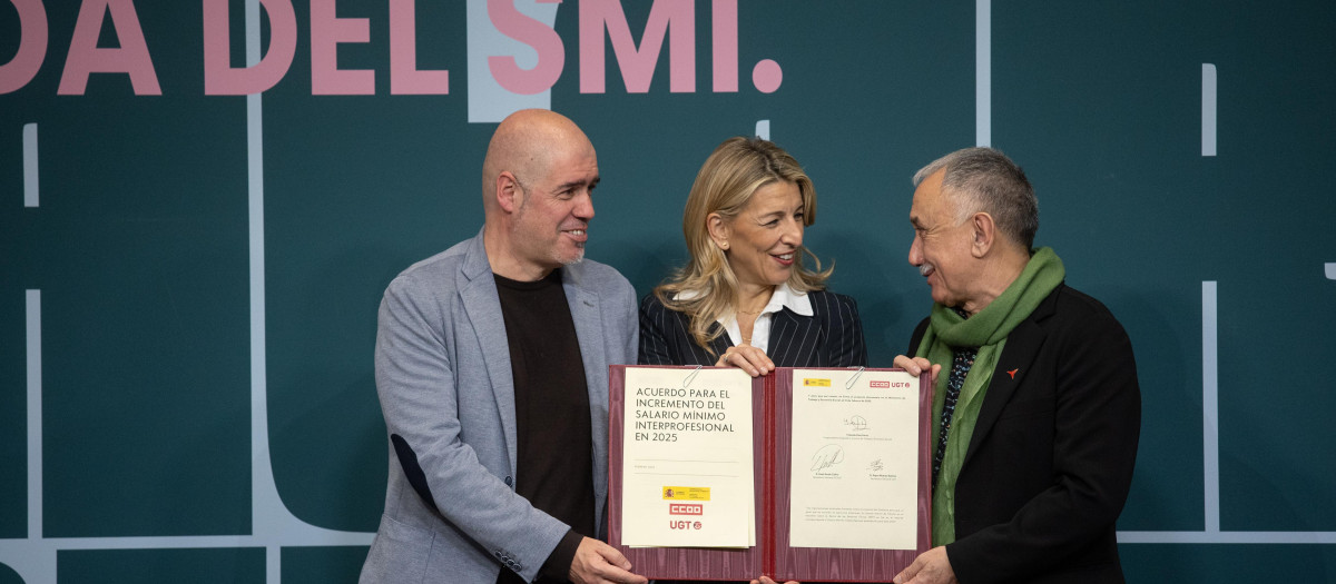 La vicepresidenta segunda y ministra de Trabajo y Economía Social, Yolanda Díaz, el secretario general de CCOO, Unai Sordo, y el secretario general de UGT, Pepe Álvarez
