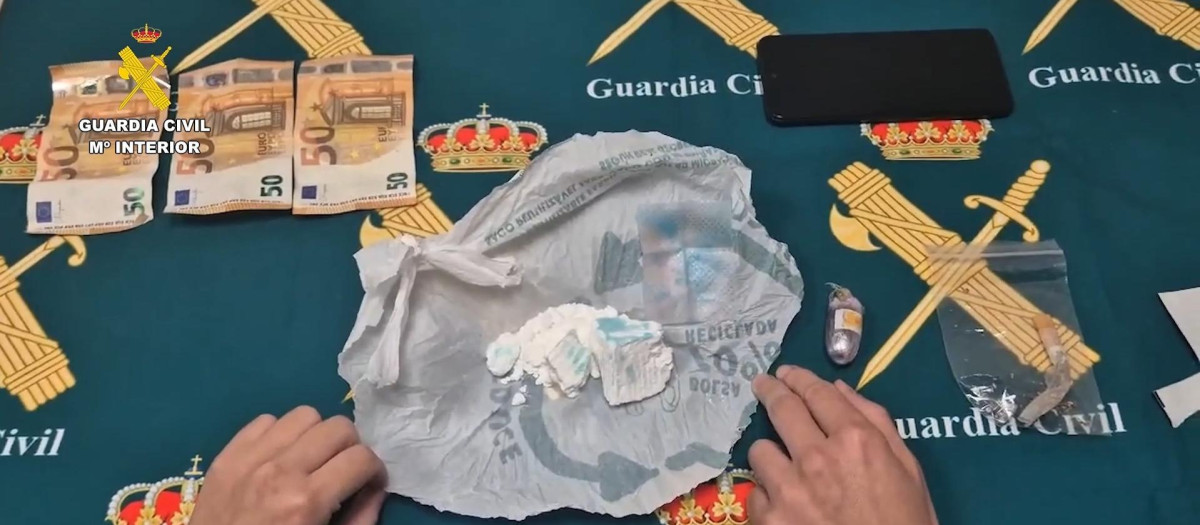 Imagen de los efectos intervenidos por los agentes

REMITIDA / HANDOUT por GUARDIA CIVIL
Fotografía remitida a medios de comunicación exclusivamente para ilustrar la noticia a la que hace referencia la imagen, y citando la procedencia de la imagen en la firma
25/11/2025