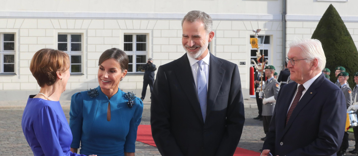Los Reyes con el presidente de Alemania y su esposa en 2022 en el Palacio de Bellevue, en Berlín