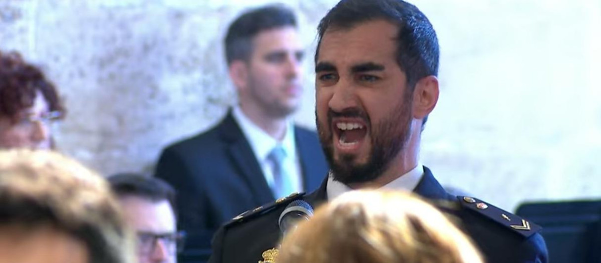 Imagen tomada este martes del policía nacional Juan Ledesma cantando el himno de la Comunidad Valenciana en la gala de entrega de los Premios Rei Jaume I