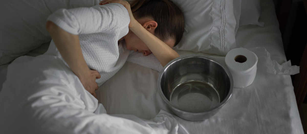 Mujer enferma en la cama tras un aborto