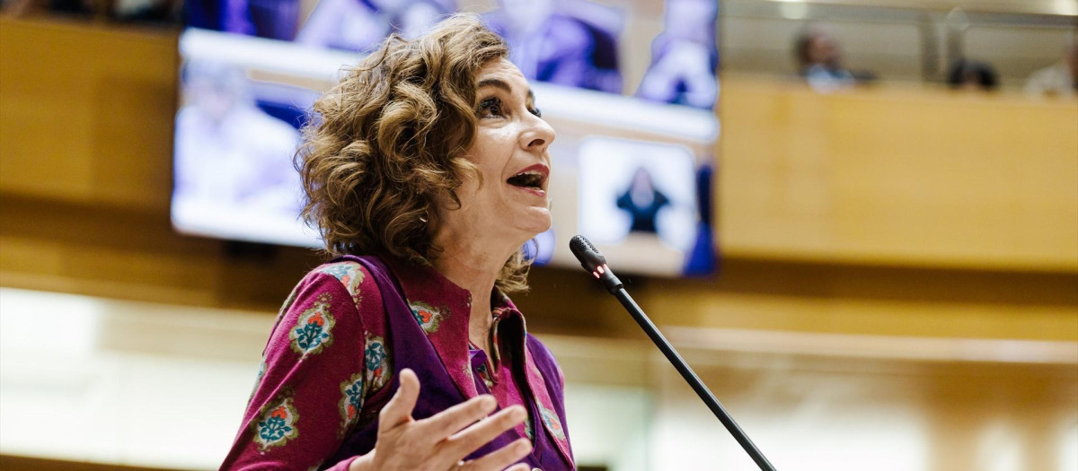 La vicepresidenta primera y ministra de Hacienda, María Jesús Montero, interviene durante una sesión plenaria en el Senado