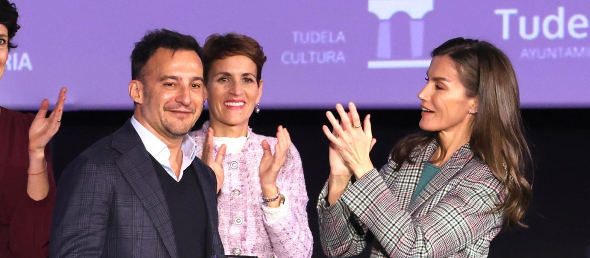 La Reina aplaude al director de cine Alejandro Amenábar en el festival de cine de Tudela