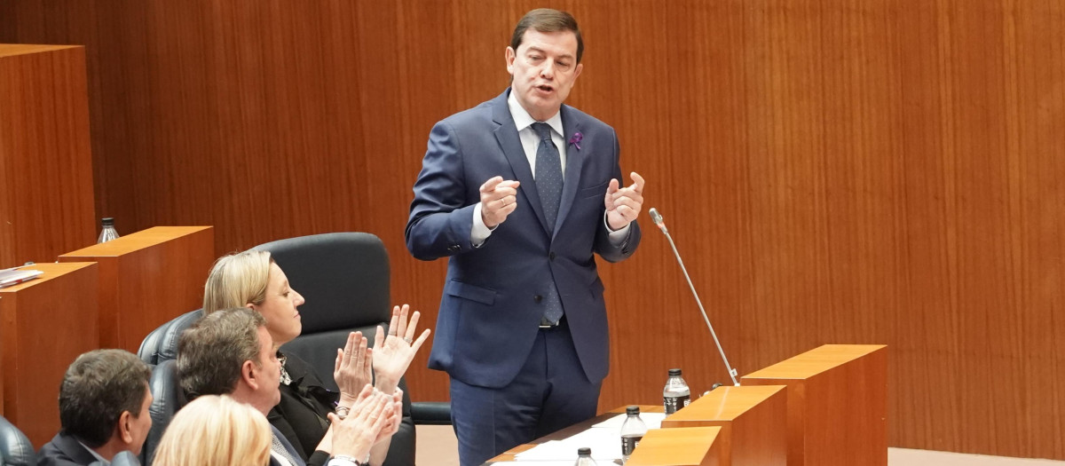 El presidente de la Junta, Alfonso Fernández Mañueco, durante el pleno de las Cortes