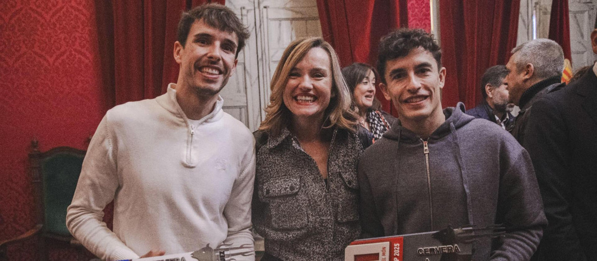 La ministra de Educación, Pilar Alegría junto a los pilotos Marc (d) y Álex (i) Márquez durante el homenaje ofrecido a ambos deportistas por la localidad de Cervera