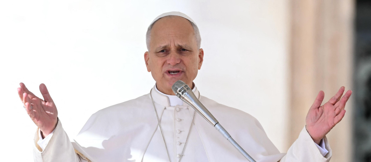 León XIV se dirige a los fieles congregados en la Plaza de San Pedro