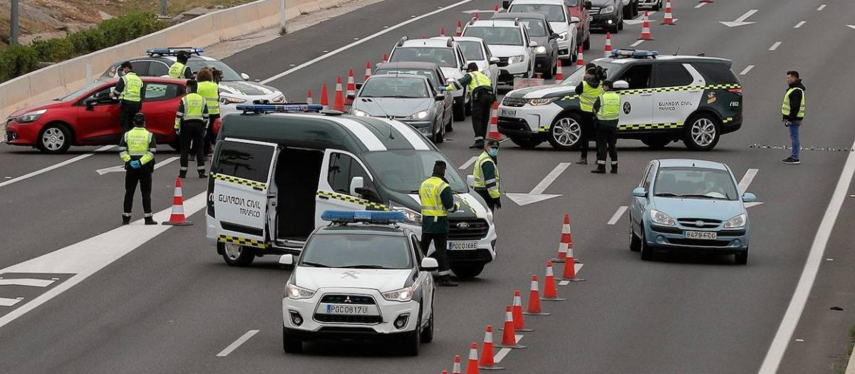 Los agentes seleccionan los coches que paran sobre la marcha