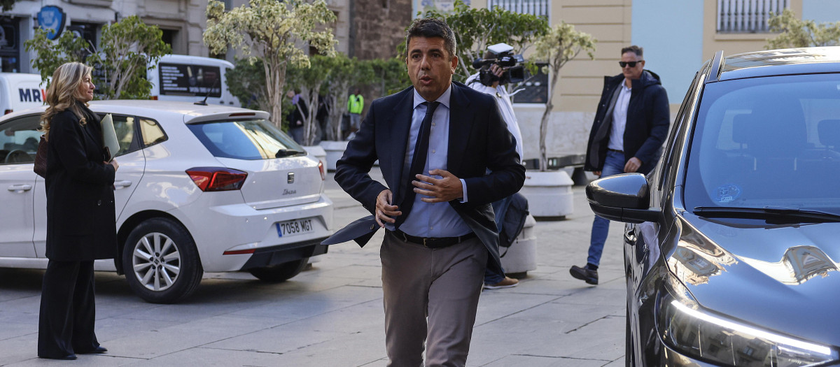 Imagen de Carlos Mazón accediendo al Palau de la Generalitat Valenciana.