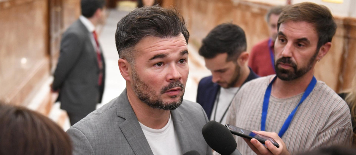 (Foto de ARCHIVO)
El portavoz de ERC en el Congreso, Gabriel Rufián, realiza unas declaraciones a la prensa, a su salida de una sesión plenaria, en el Congreso de los Diputados, a 25 de junio de 2024, en Madrid (España). La sesión plenaria ha comenzado con los debates de toma en consideración de dos iniciativas legislativas. En primer lugar, la Proposición de Ley Orgánica del Grupo Popular que modifica la Ley Orgánica del Poder Judicial relativa a la delimitación de las competencias de la Audiencia Nacional para el enjuiciamiento de los delitos de narcotráfico, blanqueo de capitales, trata y tráfico de personas por organizaciones criminales. Posteriormente, se ha debatido la toma en consideración de la Proposición de Ley Orgánica del Grupo VOX por la que se modifica la Ley Orgánica del Tribunal Constitucional.

Fernando Sánchez / Europa Press
25 JUNIO 2024;CONGRESO;DIPUTADOS;DIPUTADAS;MINISTROS;MINISTRAS;REPRESENTACIÓN PARITARIA;
25/6/2024