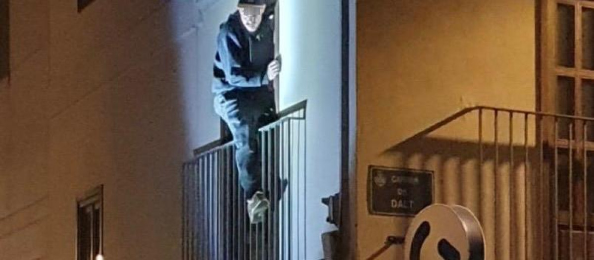 Imagen de la detención de tres ladrones pillados trepando por una fachada por la Policía Local de Valencia
