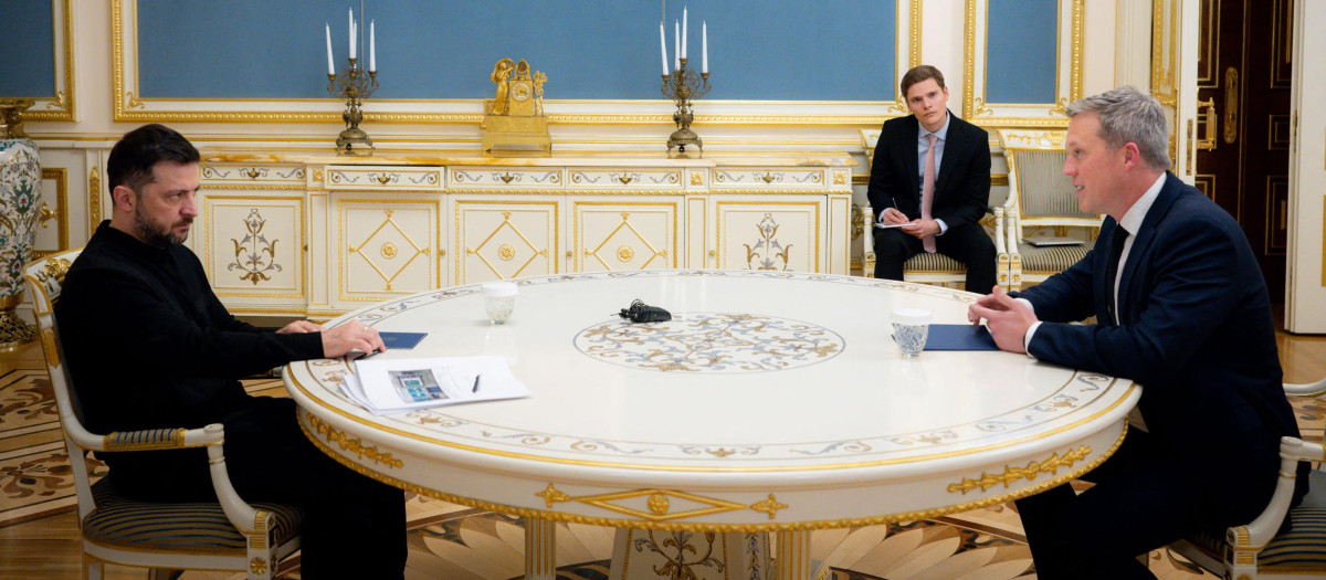 El presidente de Ucrania, Volodimir Zelenski, durante una reunión con el secretario del Ejército estadounidense, Daniel Driscoll, en Kiev