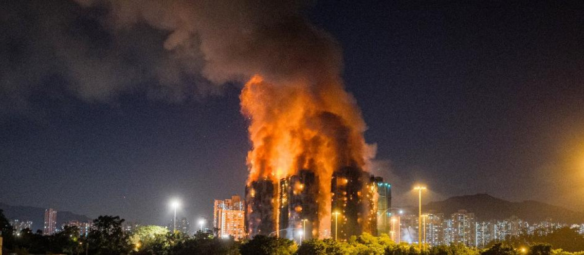 Incidentes como este subrayan preocupaciones recurrentes sobre la seguridad en los andamios de bambú, comunes en Hong Kong por su ligereza y bajo costo, a menudo vinculados a actividades de renovación, materiales inflamables o fuentes de ignición externa, en un contexto de alta densidad urbana y condiciones climáticas propicias a la sequía.