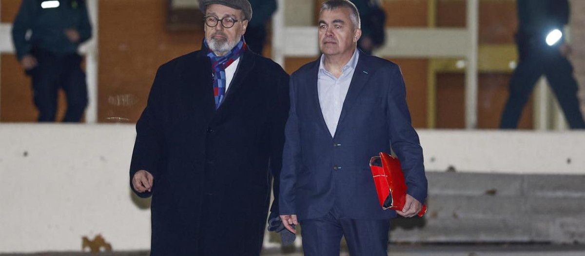 Santos Cerdán (d), junto a su abogado Jacobo Teijelo (i) saliendo de la cárcel de Soto del Real el pasado 19 de noviembre