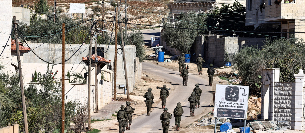 Soldados israelíes patrullan las calles de Tubas, en la Cisjordania ocupada, durante una operación militar