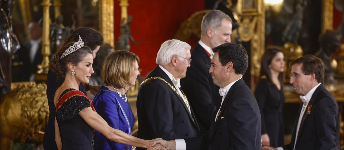 El lendakari vasco saluda a la Reina en el Palacio Real