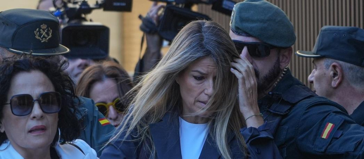 La periodista Maribel Vilaplana (d) a su llegada a los Juzgados de Catarroja