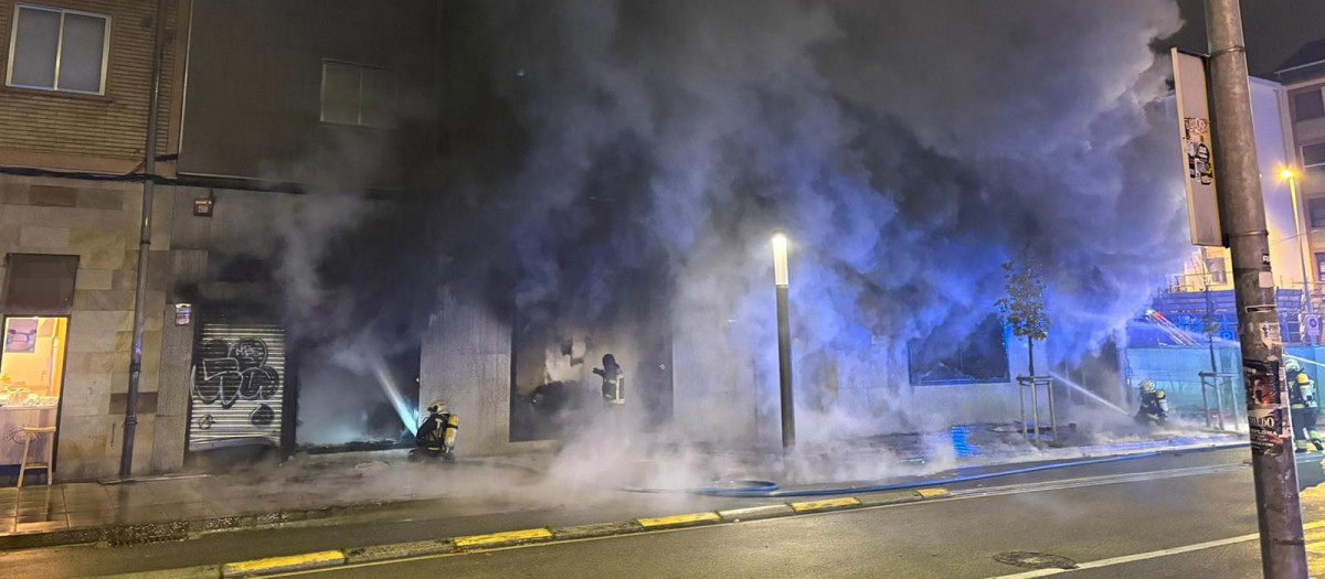 Los bomberos de Navarra intentan atajar el fuego y, sobre todo, el humo