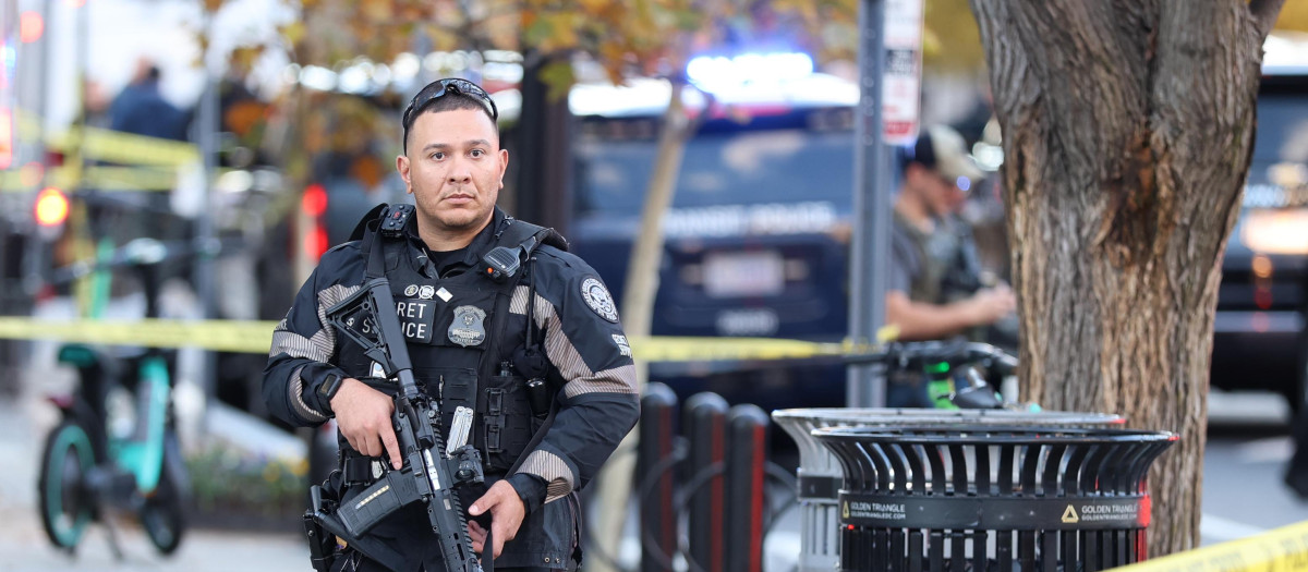 Un agente del Servicio Secreto de los Estados Unidos vigila cerca de la Casa Blanca luego de un tiroteo este miércoles, en Washington (EE.UU.). Dos agentes de la Guardia Nacional fueron asesinados en un tiroteo, en el que fue arrestada una persona que se encuentra en estado crítico. EFE/ Octavio Guzmán