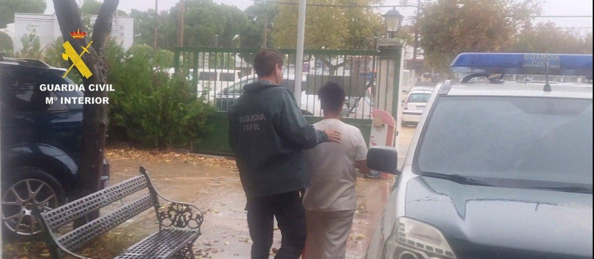 Un agente de la Guardia Civil lleva detenido al supuesto cabecilla de la trama en Villamanrique