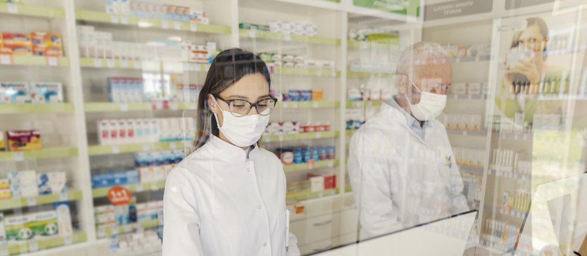 Empleados de una farmacia con mascarilla, imagen de archvio