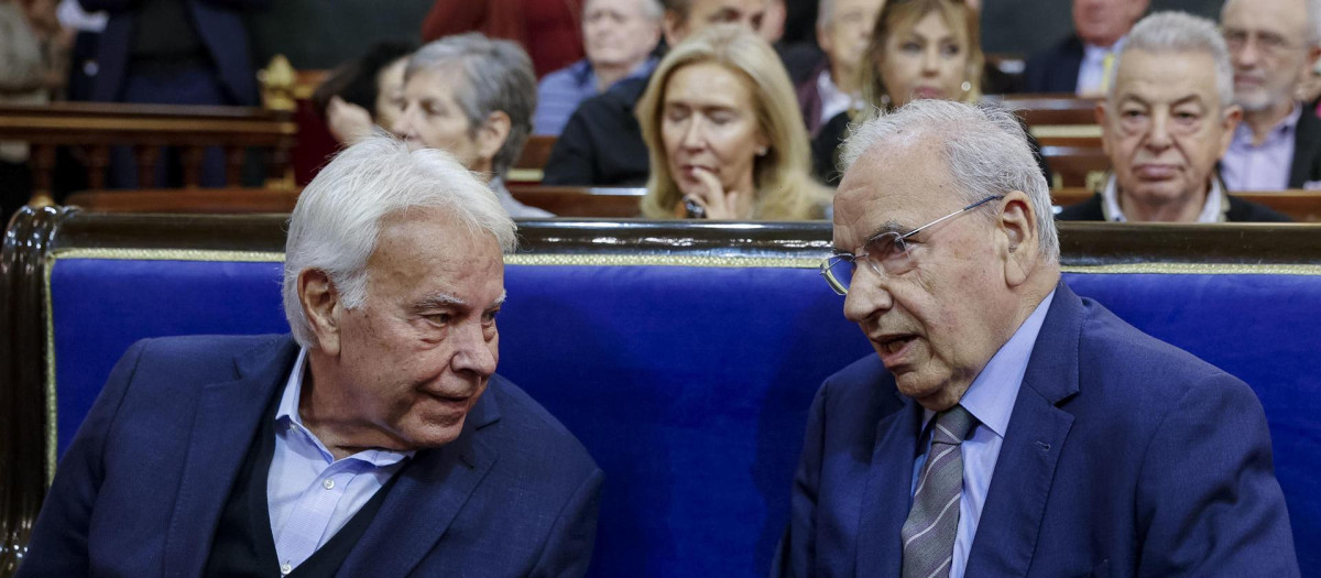 El expresidente del Gobierno Felipe González (i), conversa con el exvicepresidente del Gobierno Alfonso Guerra (d) durante el acto que el colectivo Fernando de los Ríos organiza este jueves en Madrid, en recuerdo del expresidente de Aragón Javier Lambán, fallecido este año