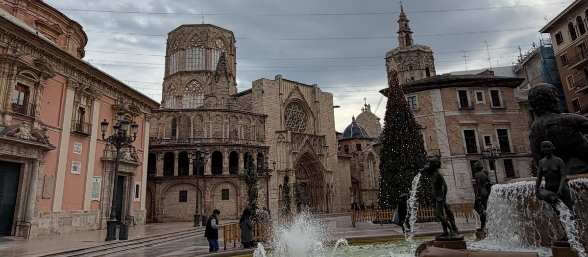 Día de frío y cielo nublado en la ciudad de Valencia.