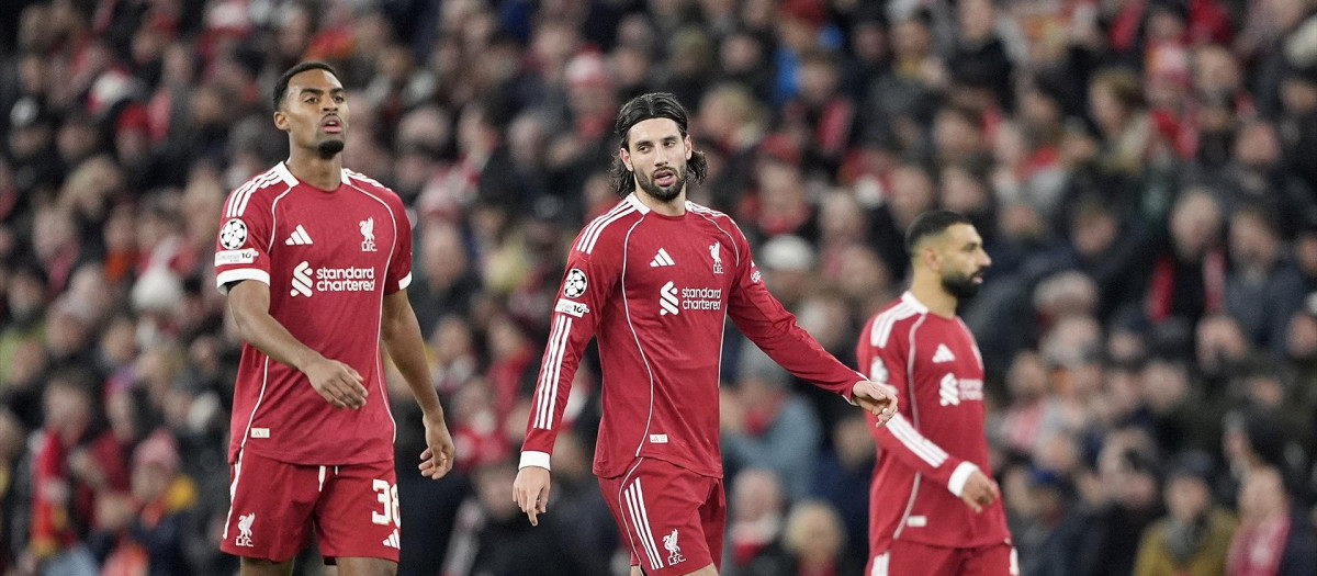 26 November 2025, United Kingdom, Liverpool: Liverpool's Dominik Szoboszlai (C) celebrates scoring his side's first goal during the UEFA Champions League soccer match between Liverpool and PSV Eindhoven at Anfield. Photo: Peter Byrne/PA Wire/dpa

26/11/2025 ONLY FOR USE IN SPAIN