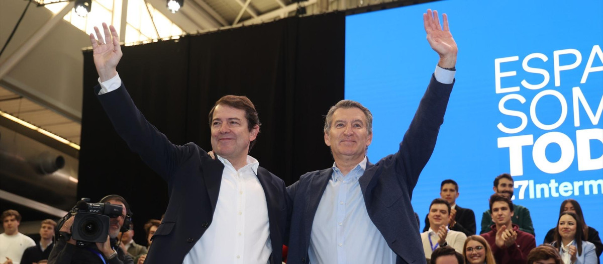 El presidente del PP de Castilla y León y presidente de la Junta de Castilla y León, Alfonso Fernández Mañueco (i), y el presidente del Partido Popular, Alberto Núñez Feijóo